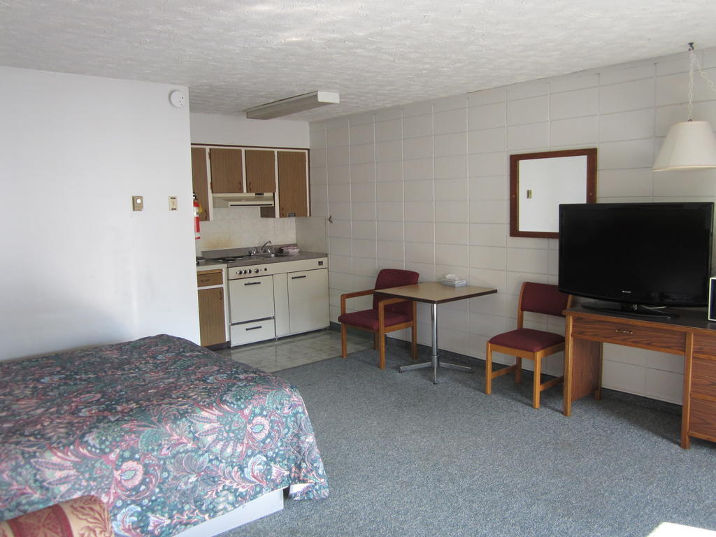 Camelot Court Motel Prince George Room photo