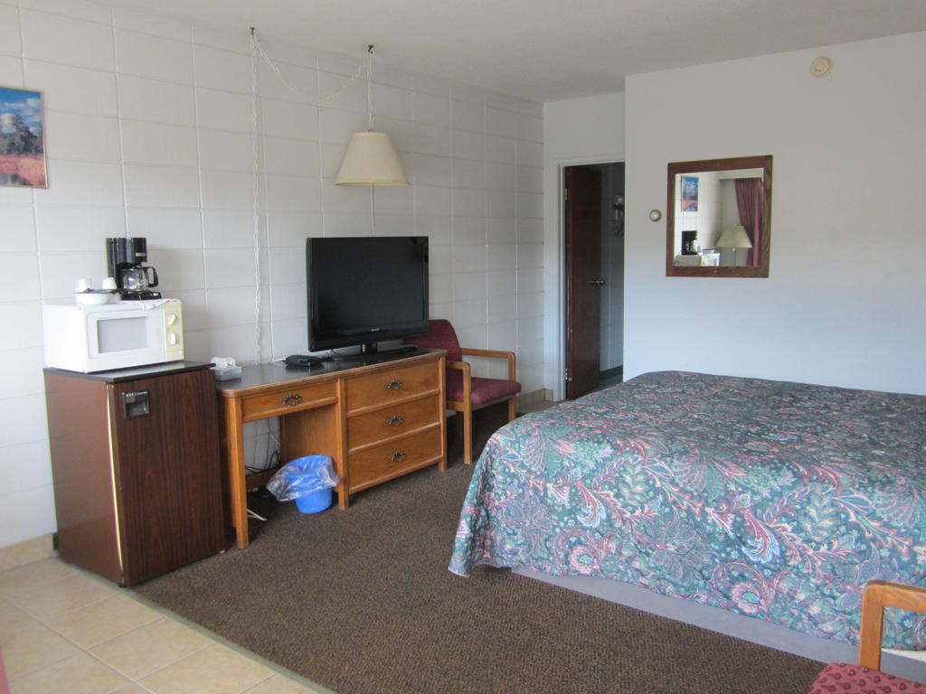 Camelot Court Motel Prince George Room photo