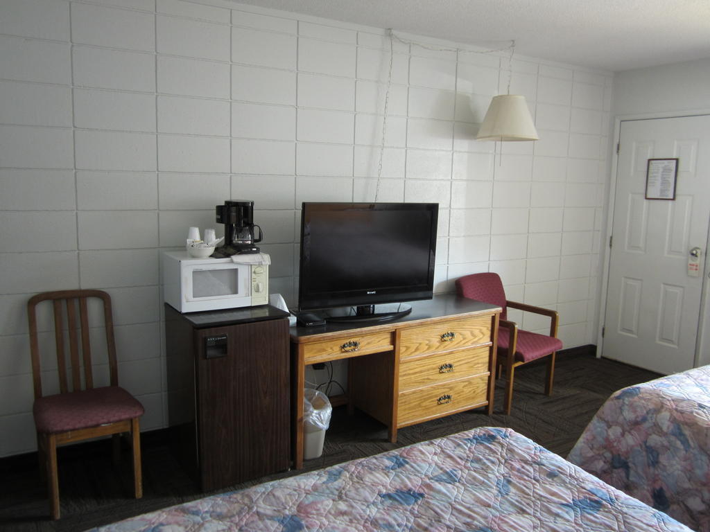 Camelot Court Motel Prince George Room photo